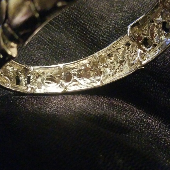 Silver-tone texture stretch bracelet - Picture 3 of 8